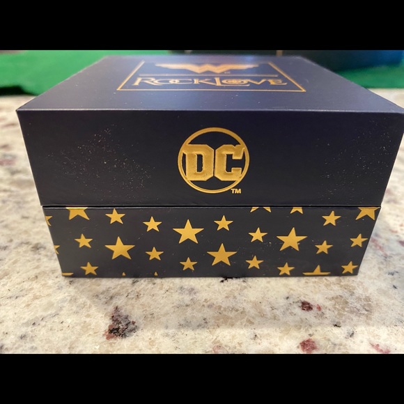 DC X ROCKLOVE - Lasso Hoop Earrings - Picture 5 of 6